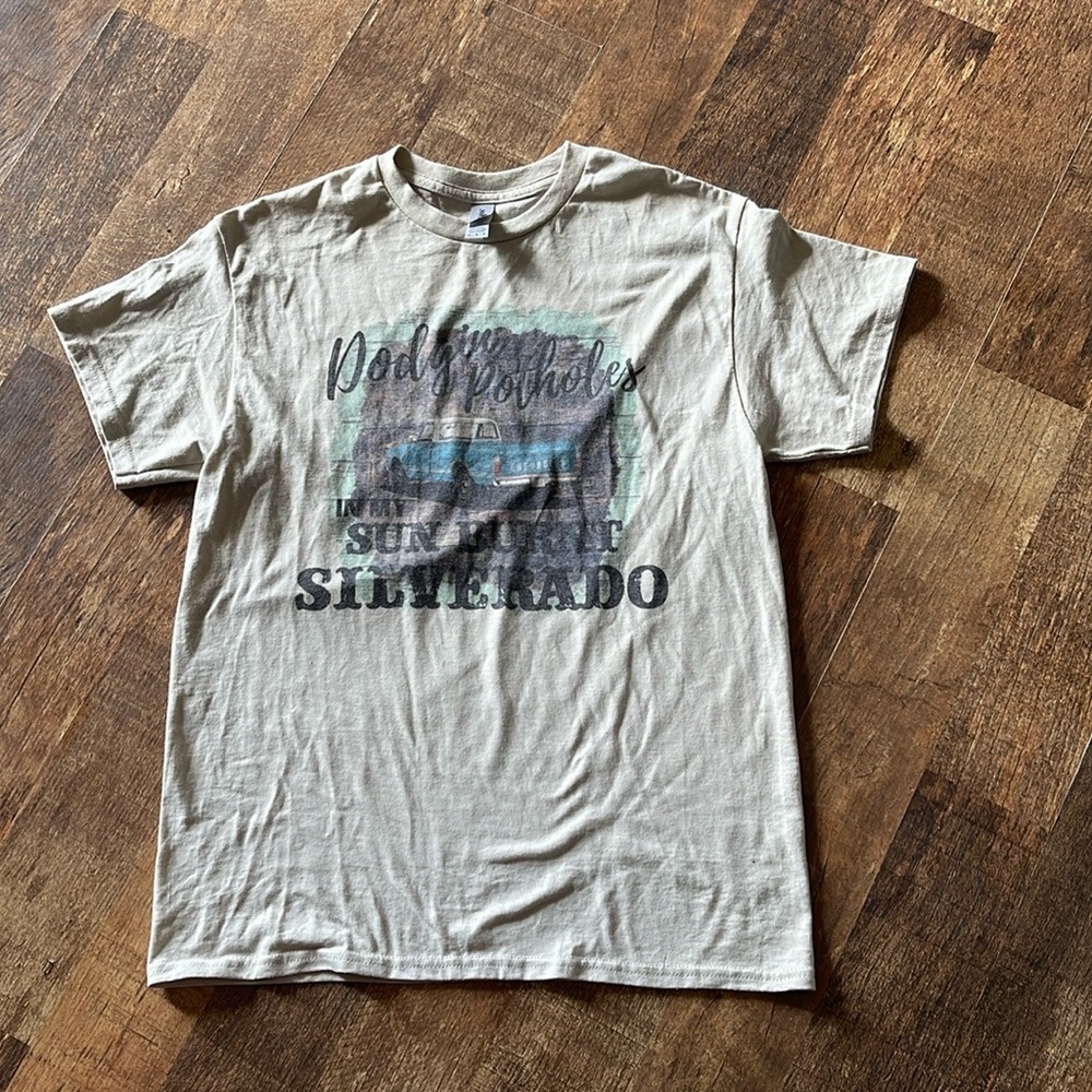 Gildan screen print “dodgin potholes in my sun burned silverado” medium